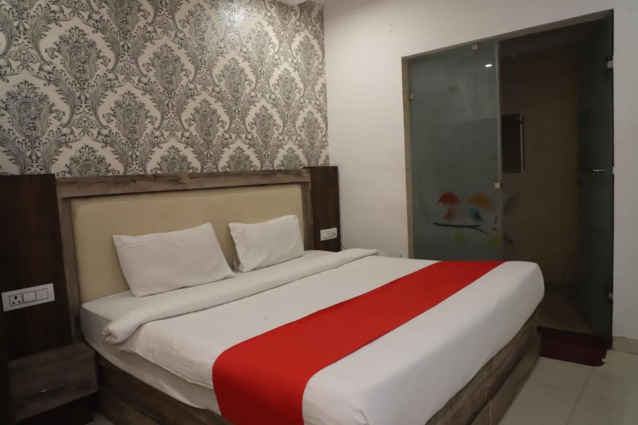 Hotel Almond Zirakpur Exterior photo